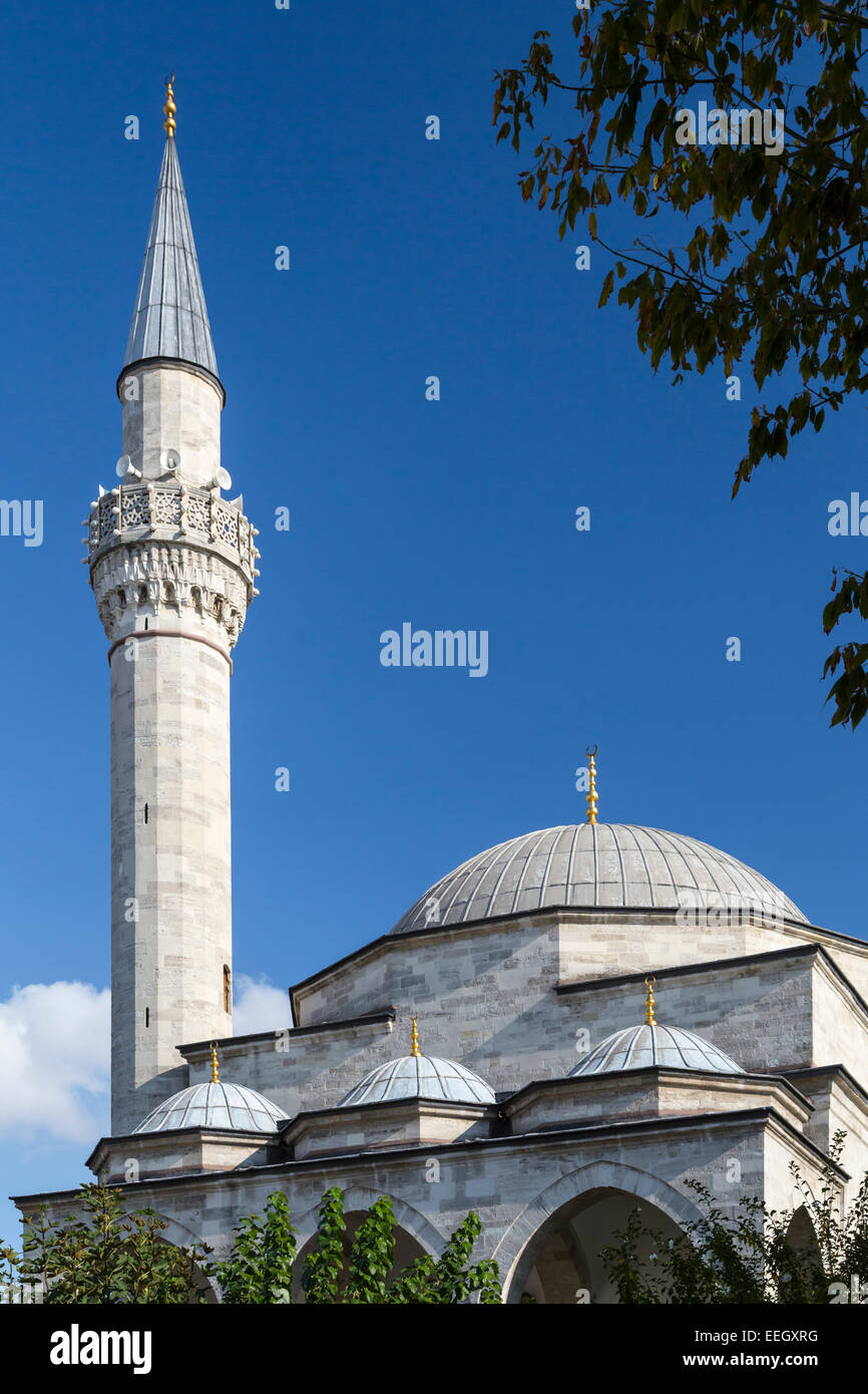 Una moschea cupola e minareto in Sultanahmet, Istanbul, Turchia, Eurasia. Foto Stock