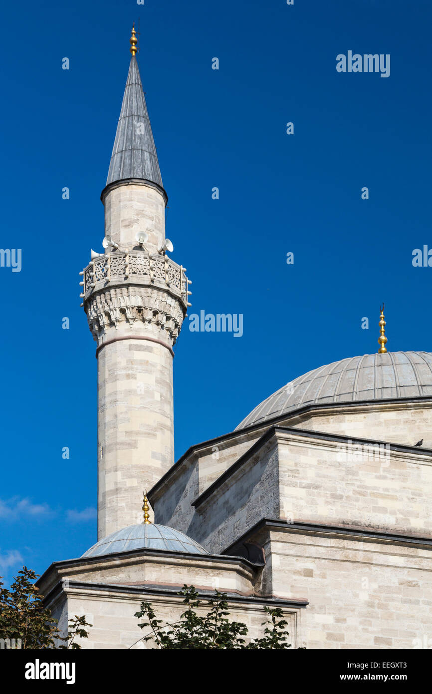 Una moschea cupola e minareto in Sultanahmet, Istanbul, Turchia, Eurasia. Foto Stock