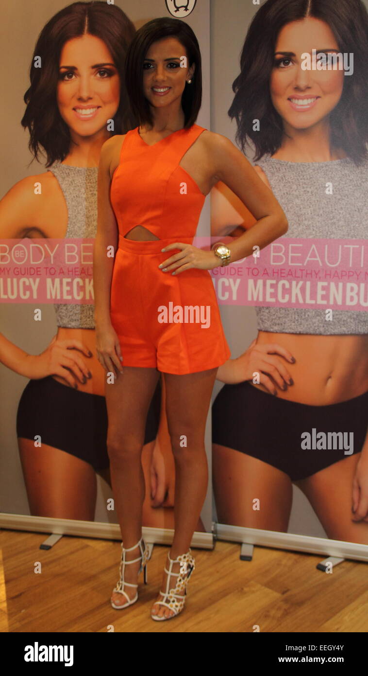 TV reality show star, Lucia Mecklenburgh lancia la sua idoneità e dieta guida "Corpo di essere bella in un libro firma, England, Regno Unito Foto Stock