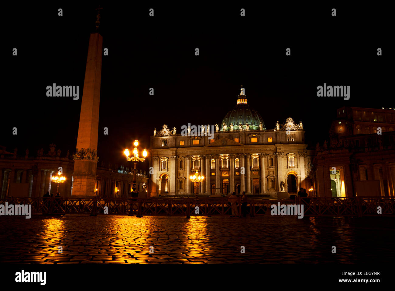Basilica di San Pietro e piazza di sera la Città del Vaticano Foto Stock