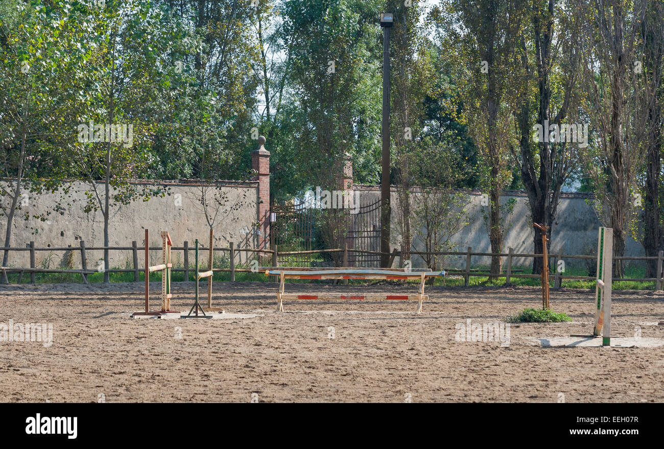 Vecchio outdoor arena vuota per equitazione Foto Stock