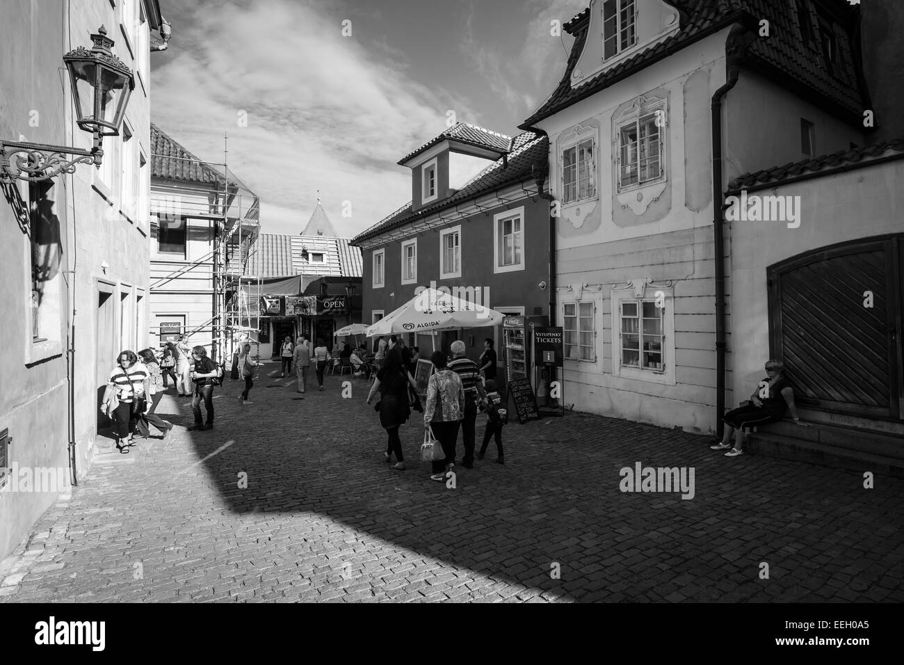 Street e la vita quotidiana della città. In bianco e nero. Praga è la capitale e la città più grande della Repubblica ceca. Foto Stock