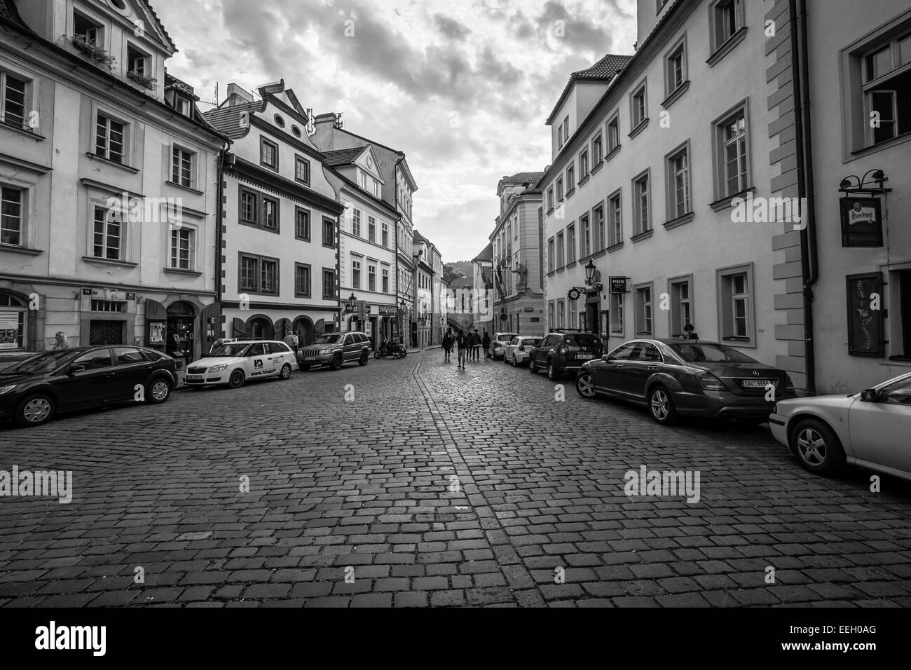 Street e la vita quotidiana della città. In bianco e nero. Praga è la capitale e la città più grande della Repubblica ceca. Foto Stock