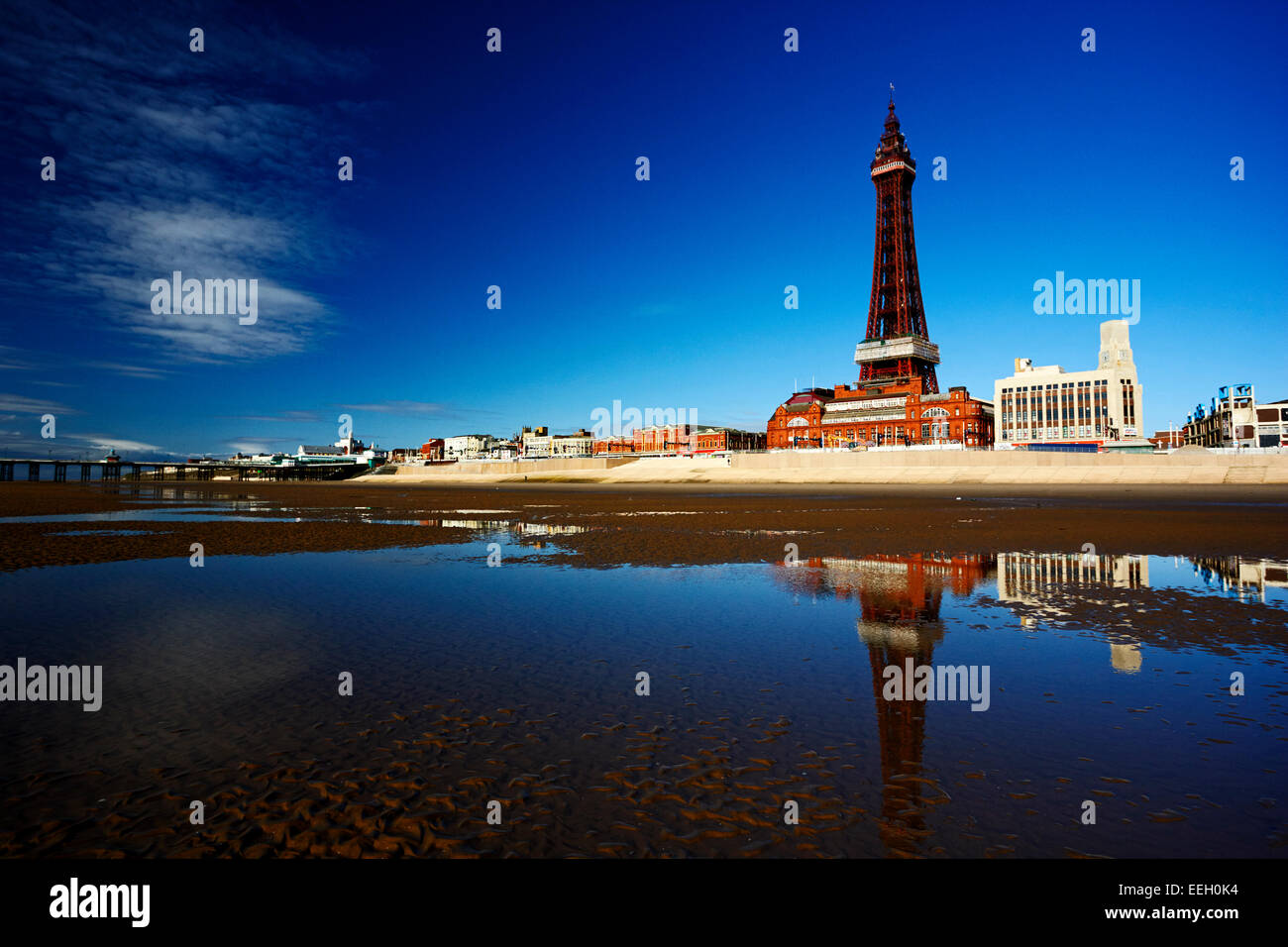 La riflessione della torre di Blackpool e la passeggiata sul lungomare in piscina sulla spiaggia lancashire England Regno Unito Foto Stock