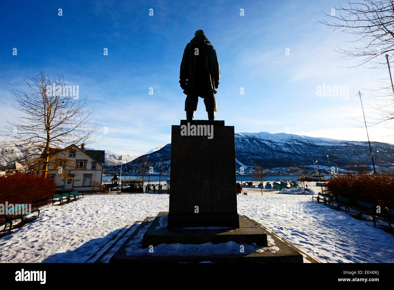 Roald Amundsen statua che guarda al mare in Tromso troms Norvegia europa Foto Stock