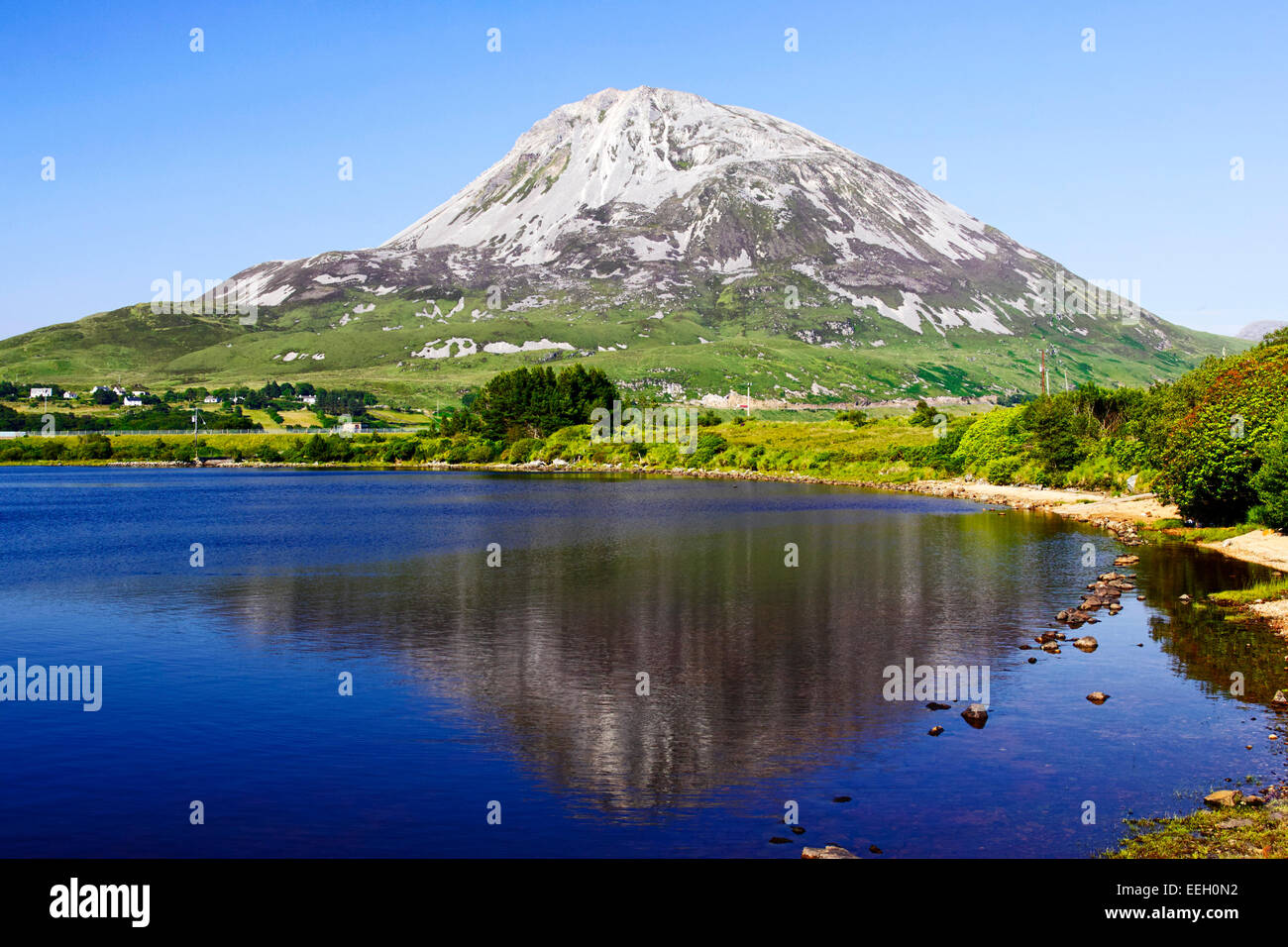 La riflessione di Errigal montagna in lough superiore nacung County Donegal Irlanda Foto Stock