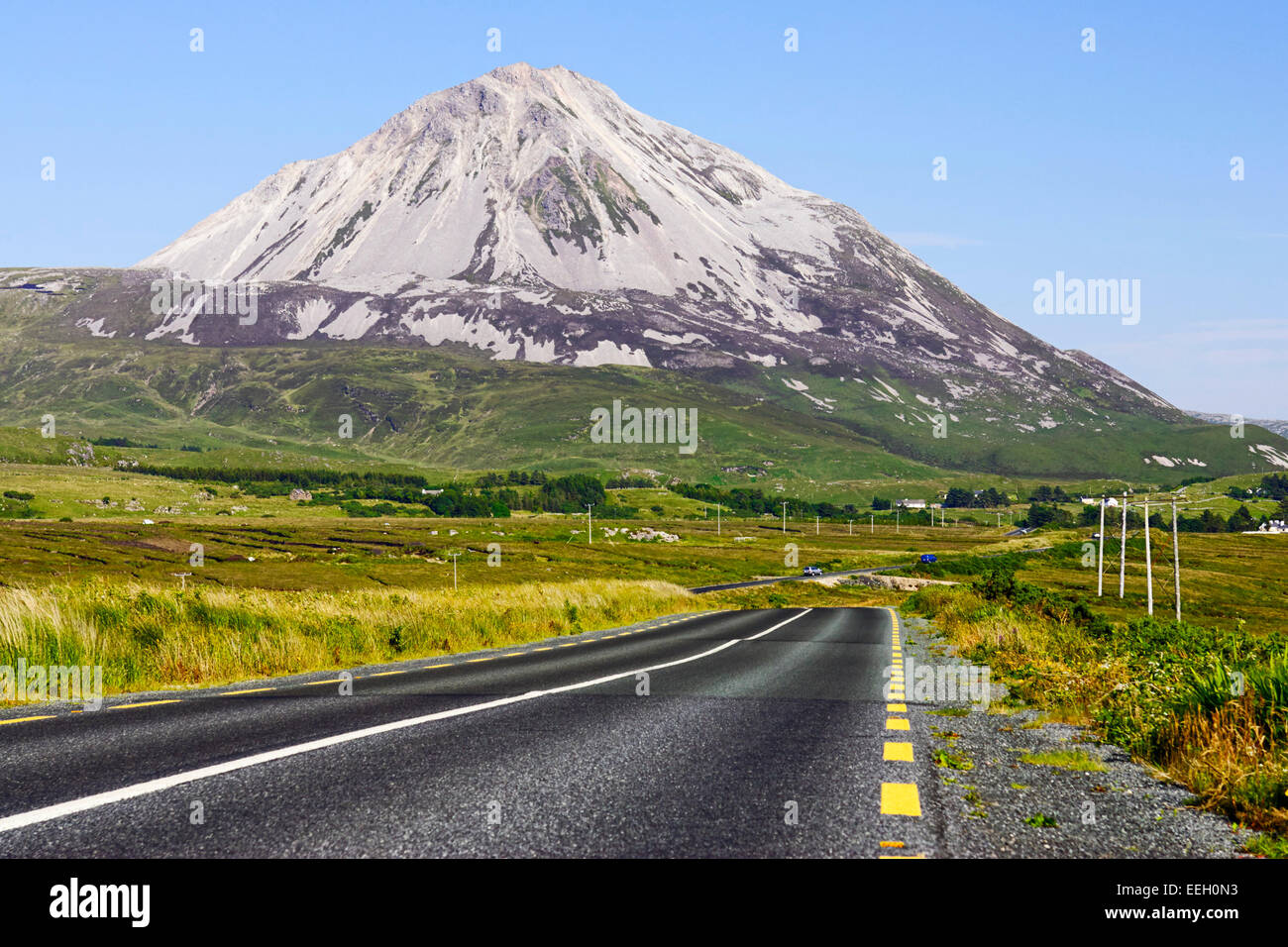 La strada attraverso donegal passato Errigal montagna in County Donegal Irlanda Foto Stock