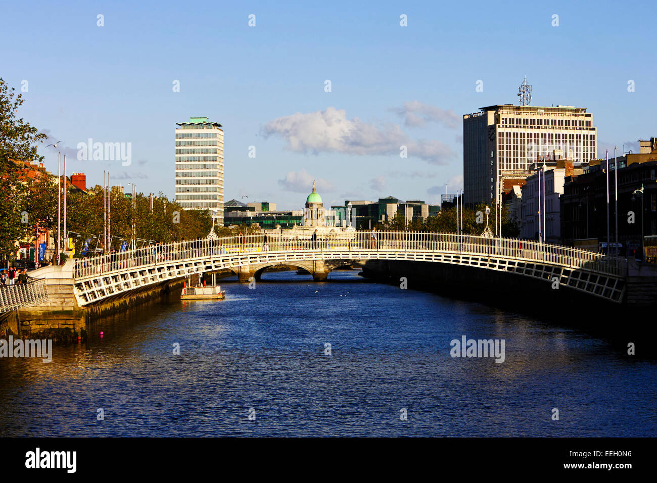 Ha'penny liffey ponte sopra il fiume Liffey nel centro di Dublino in Irlanda Foto Stock