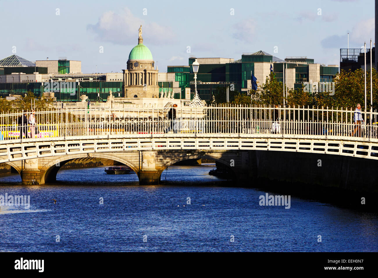 Ha'penny liffey ponte sopra il fiume Liffey nel centro di Dublino in Irlanda Foto Stock