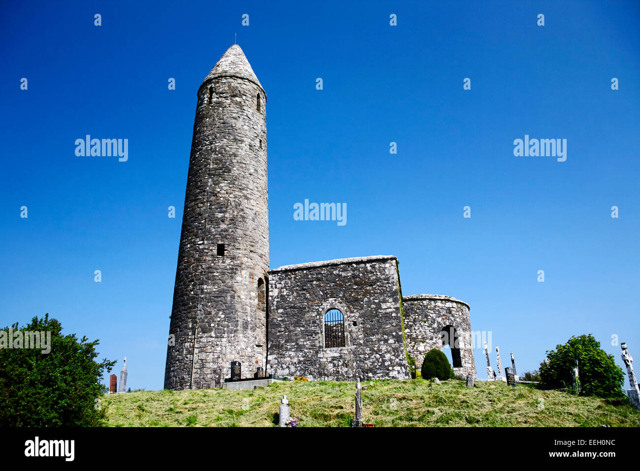 Turlough torre rotonda e chiesa abbaziale nella contea di Mayo in Irlanda Foto Stock