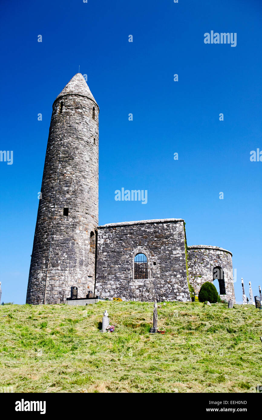 Turlough torre rotonda e chiesa abbaziale nella contea di Mayo in Irlanda Foto Stock