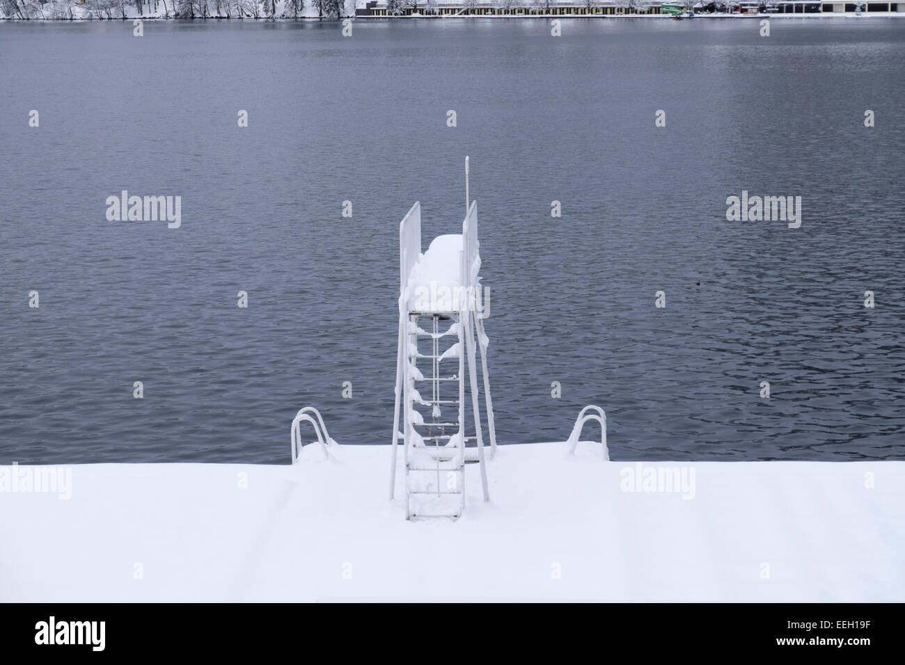 Un bordo della molla ricoperta di neve sul lago di Bled, Slovenia Foto Stock