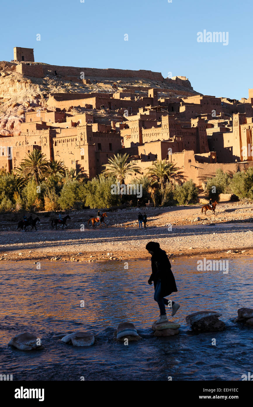 Il bambino e il fiume. Ait Ben Haddou. Il Marocco. Il Nord Africa. Africa Foto Stock