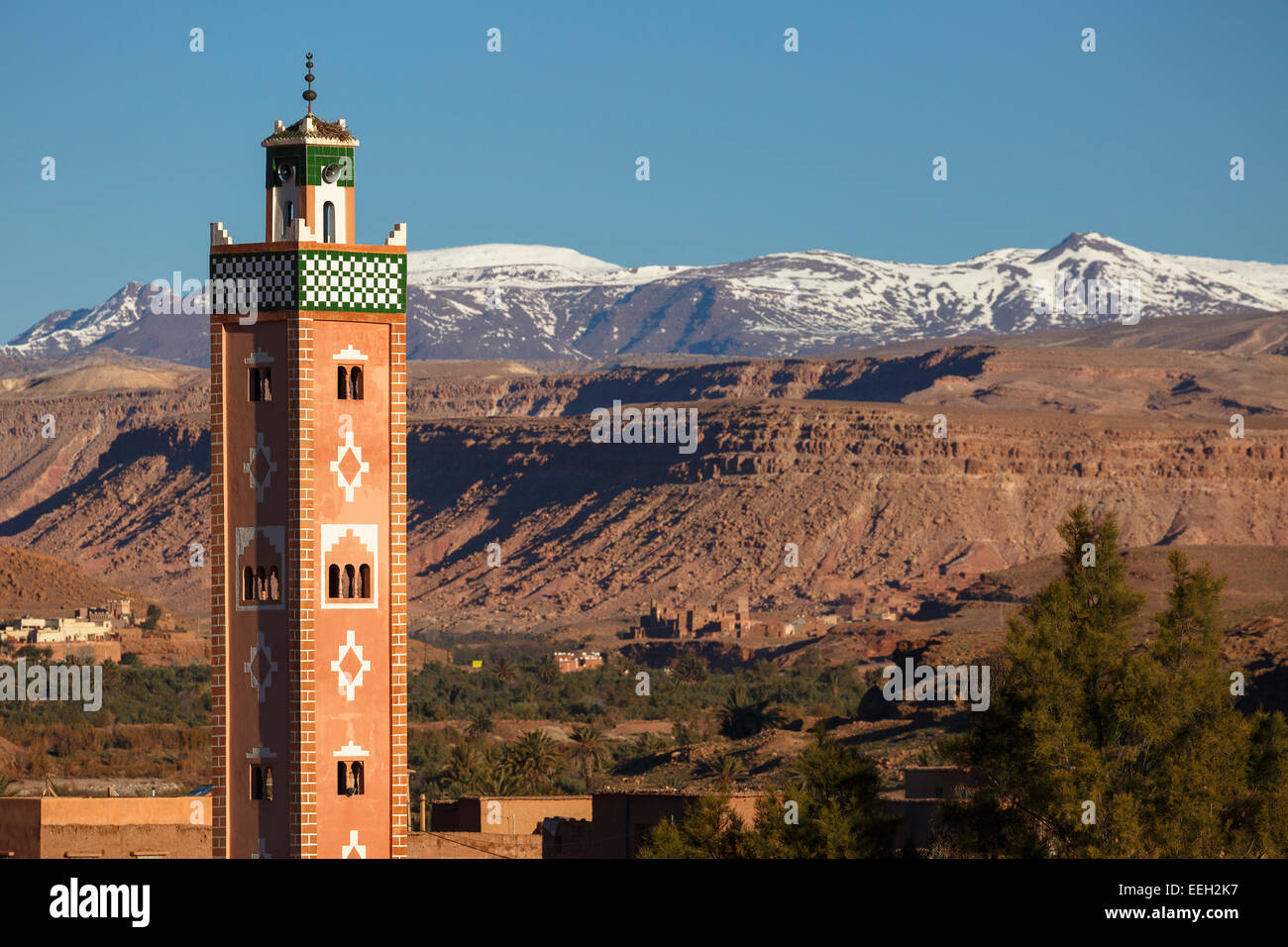 Minareto e montagne. Ait Ben Haddou. Il Marocco. Il Nord Africa. Africa Foto Stock