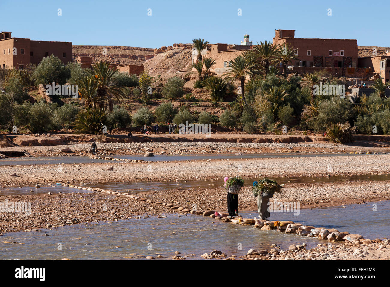 La donna e il fiume. Ait Ben Haddou. Il Marocco. Il Nord Africa. Africa Foto Stock
