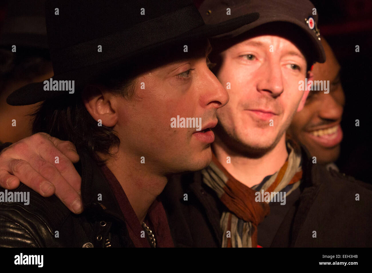 Londra, Regno Unito. 11 gennaio 2015. Nella foto: Carl Barat con un amico. La pista mostra di Liam Gallagher di moda della gamma 'piuttosto verde, Black Label' presso il London Edition durante la London collezioni: gli uomini, l'uomo della settimana della moda di Londra. Foto: Bettina Strenske Foto Stock