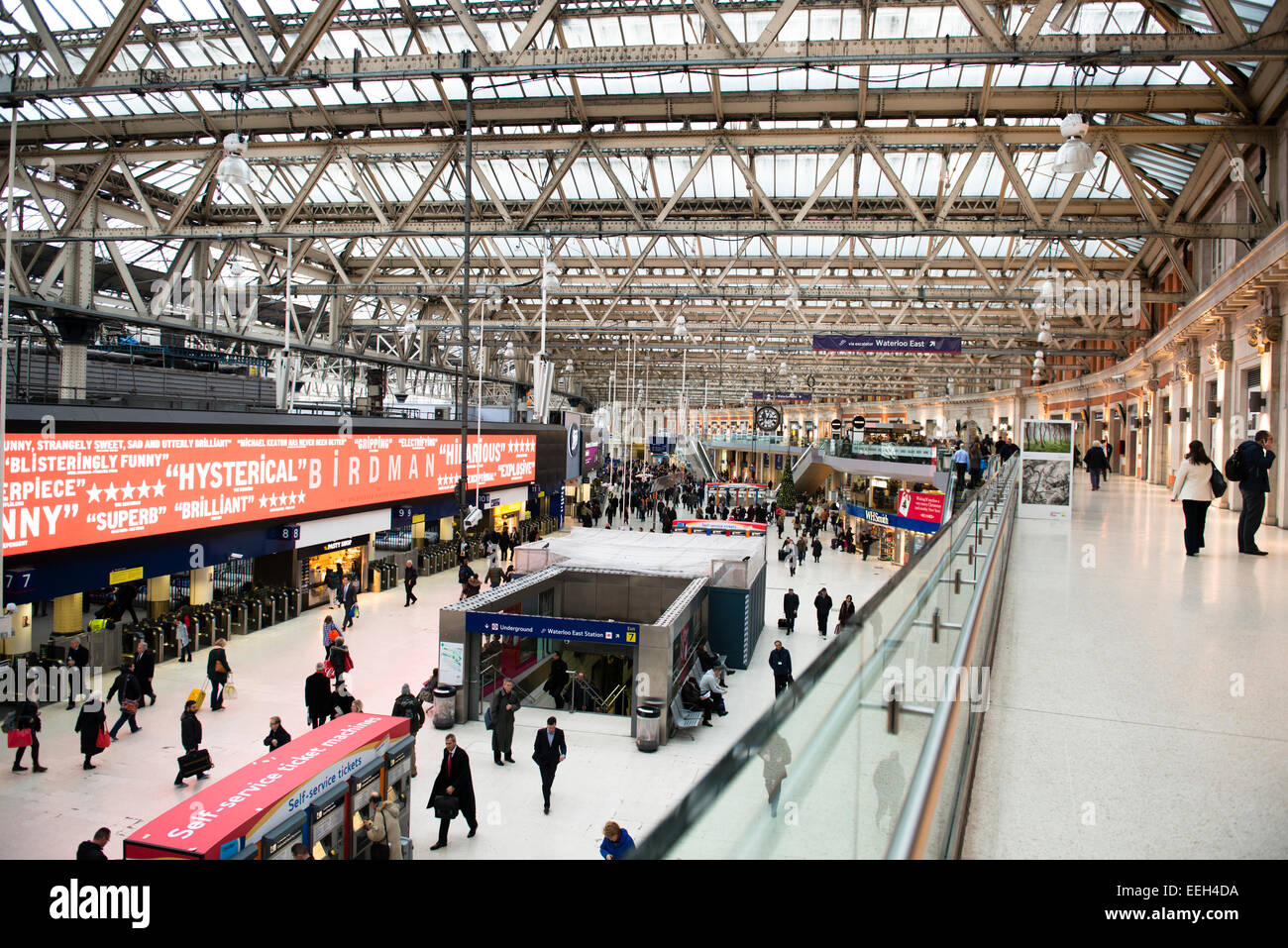 Il trambusto nel treno di Waterloo e la stazione della metropolitana di Londra. Foto Stock
