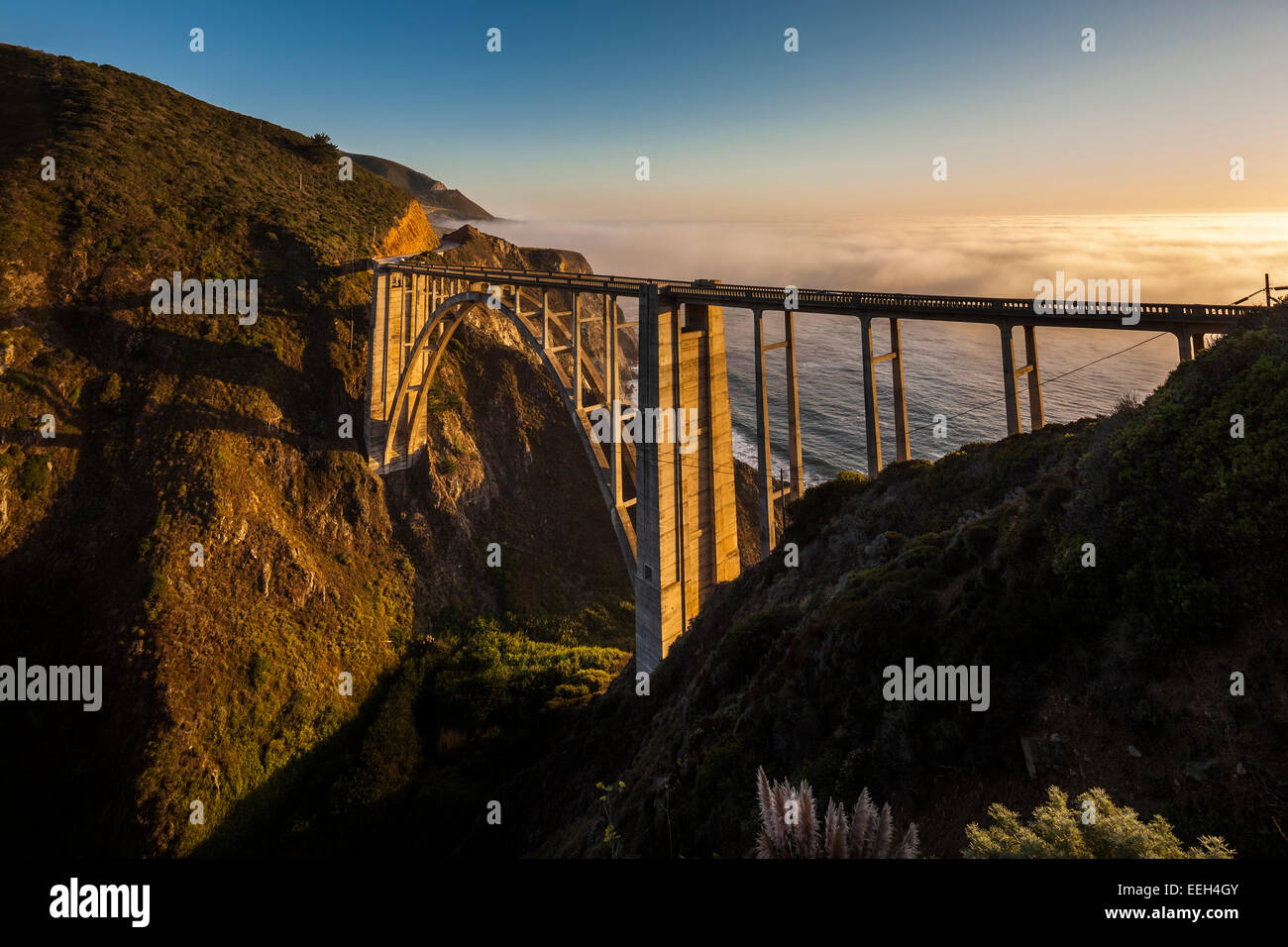 Bixby Bridge Pacific Coast Highway Big Sur in California. Bixby Creek Canyon Bridge con nebbia costiera di nebbia in rotolamento dall'oceano Foto Stock