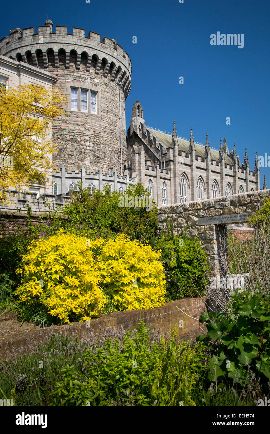 Giornata di sole nei giardini sotto il Castello di Dublino, Dublino, Irlanda, Repubblica di Irlanda Foto Stock