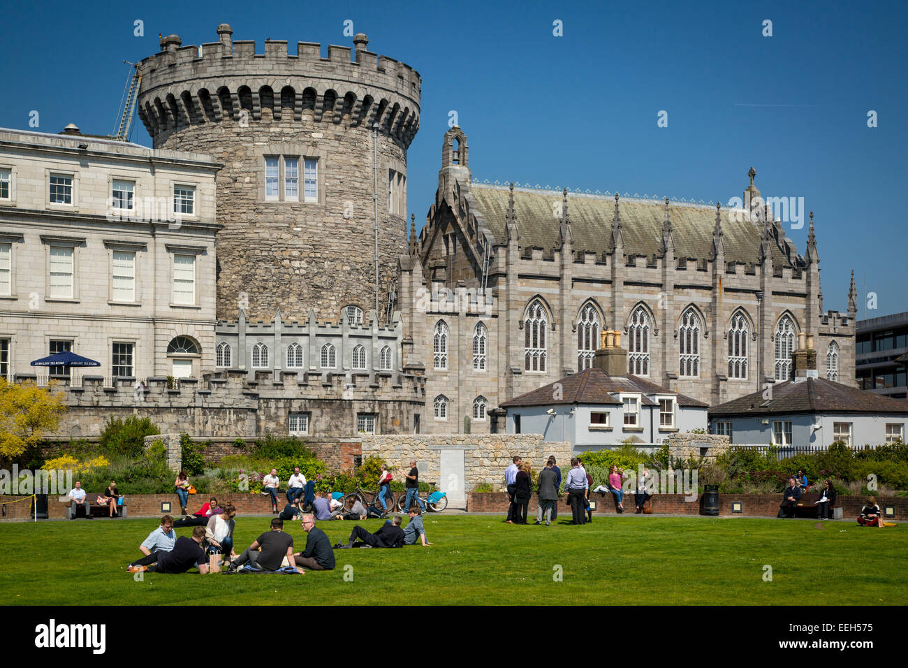 Giornata di sole nei giardini sotto il Castello di Dublino, Dublino, Irlanda, Repubblica di Irlanda Foto Stock