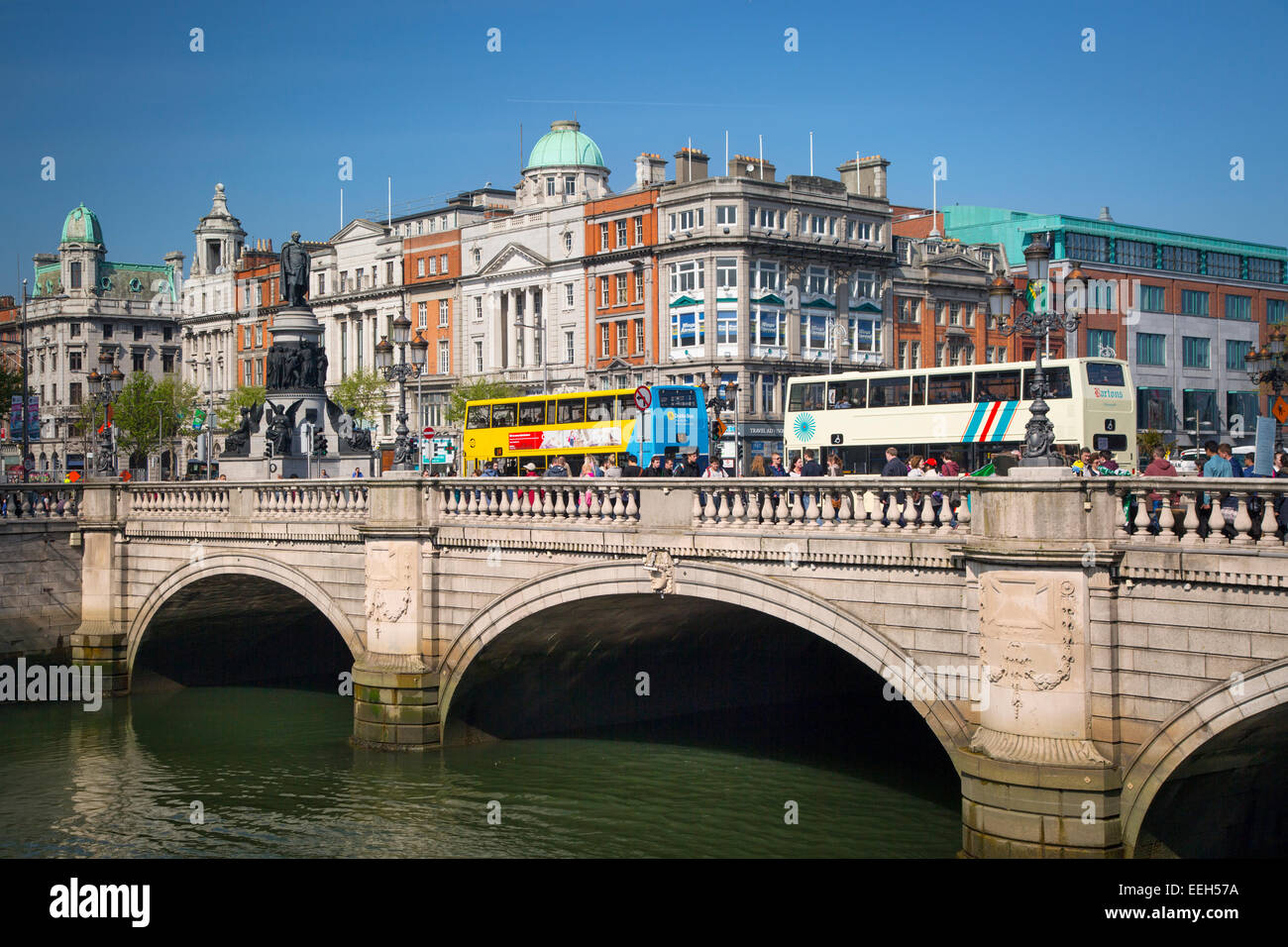 Traffico lungo l'O'Connell Bridge sul fiume Liffey, Dublino, Eire, Irlanda Foto Stock