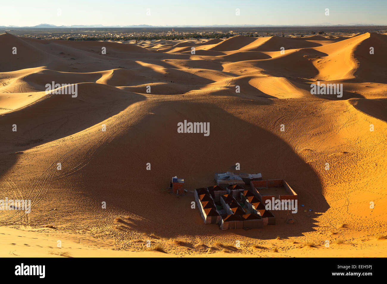 Haimas e dune di sabbia. Erg Chebbi. Merzouga. Deserto del Sahara. Il Marocco. Il Nord Africa. Africa Foto Stock