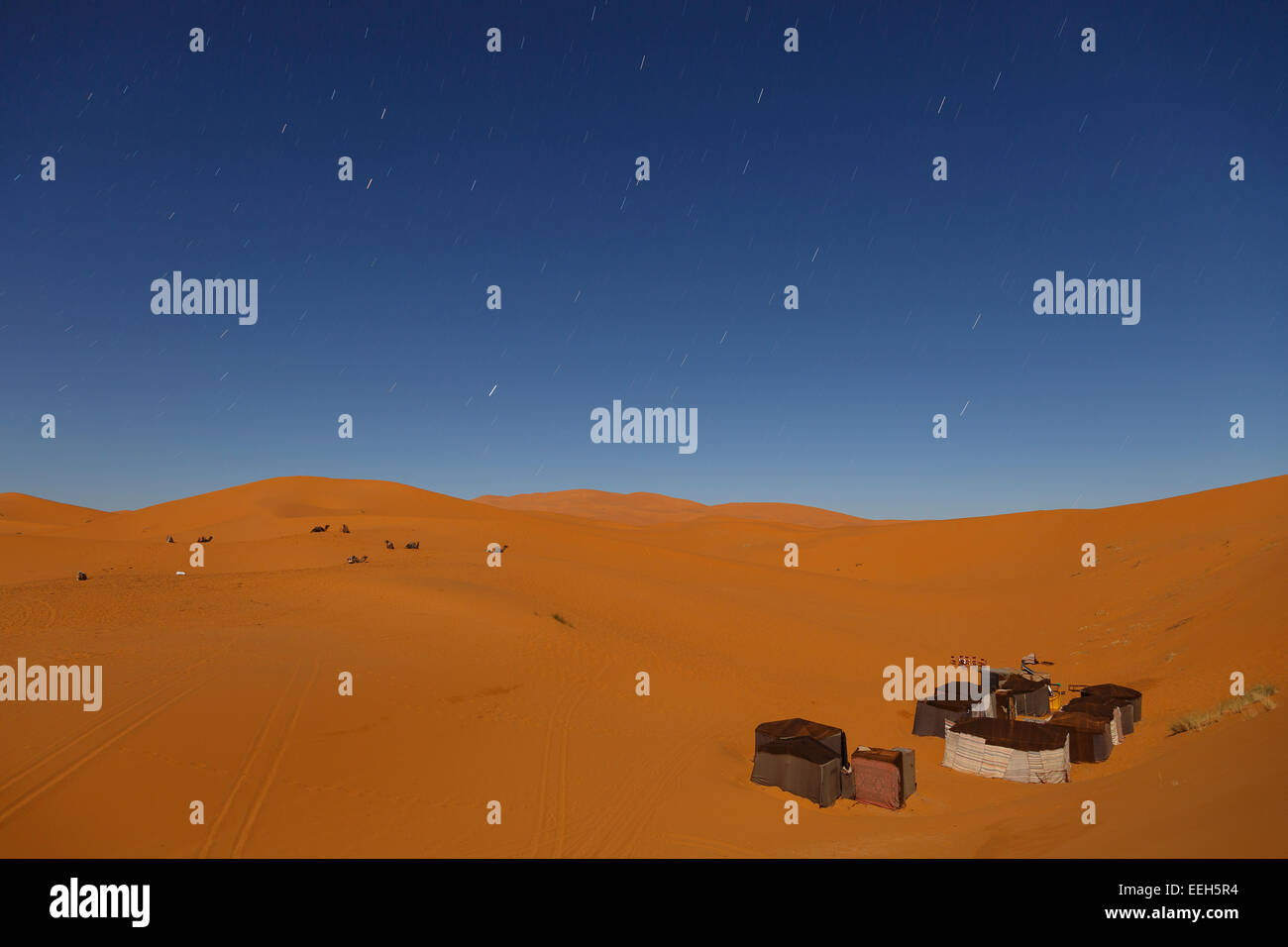 Haimas e le dune di sabbia del pernottamento. Erg Chebbi. Merzouga. Deserto del Sahara. Il Marocco. Il Nord Africa. Africa Foto Stock