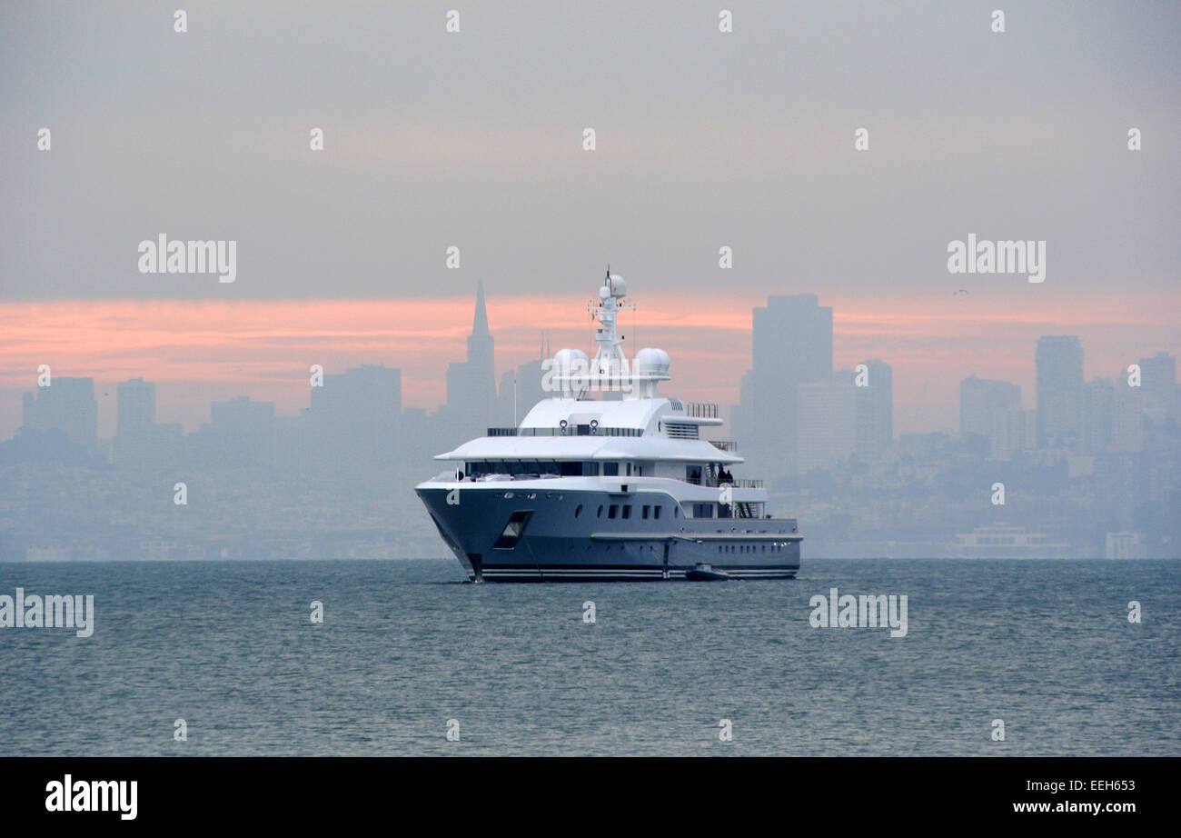 Super yacht che sono ancorate al largo di Sausalito nella baia di San Francisco Foto Stock