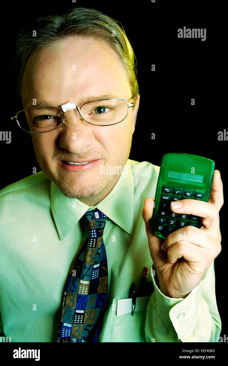 Nerd o Geeky uomo con la calcolatrice e Pocket Protector Foto Stock