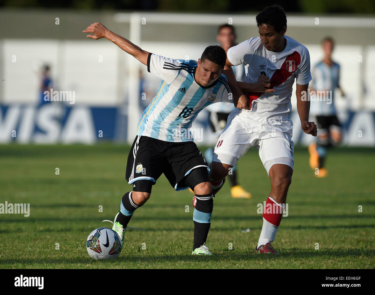 Colonia, Uruguay. 18 gennaio, 2015. Argentina del Tomas Martinez (L) vies con Renzo Garces (R) del Perù durante una partita del sud americani U20 soccer torneo di Alberto Supici Stadium di Colonia, Uruguay, Gennaio 18, 2015. © Nicolas Celaya/Xinhua/Alamy Live News Foto Stock