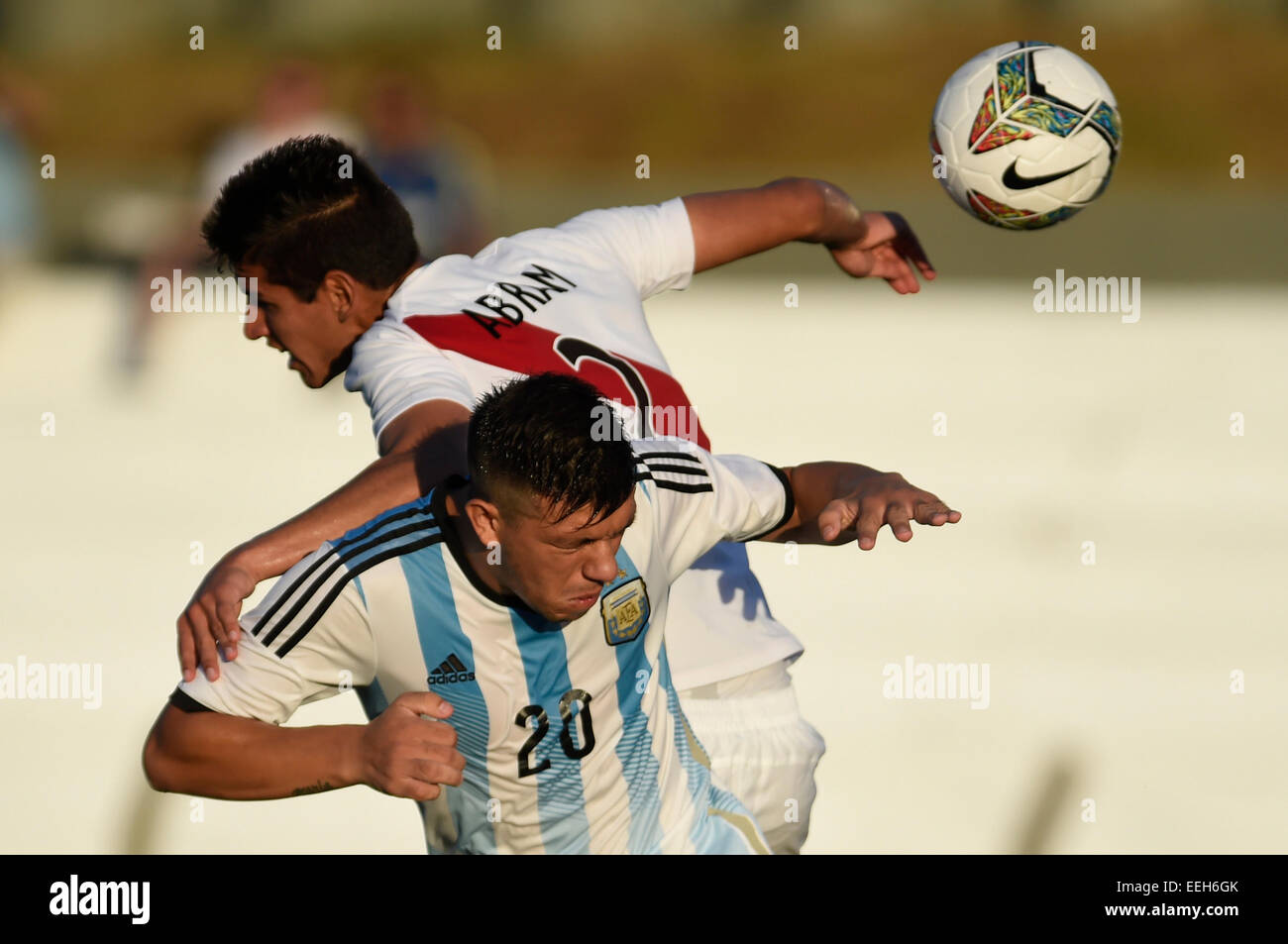 Colonia, Uruguay. 18 gennaio, 2015. Argentina Facundo Monteseirin (anteriore) vies con Luis Abram (indietro) del Perù durante una partita del sud americani U20 soccer torneo di Alberto Supici Stadium di Colonia, Uruguay, Gennaio 18, 2015. © Nicolas Celaya/Xinhua/Alamy Live News Foto Stock