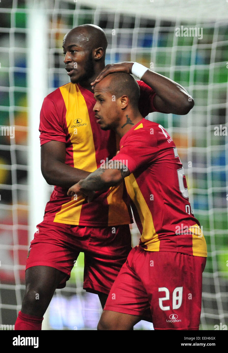 Lisbona. 18 gennaio, 2015. I giocatori del Rio Ave celebrare durante un match con Sporting Lisbona alla stagione 2014/15 campionato portoghese a Lisbona Gen18, 2015. Rio Ave perso 2-4. © Zhang Liyun/Xinhua/Alamy Live News Foto Stock