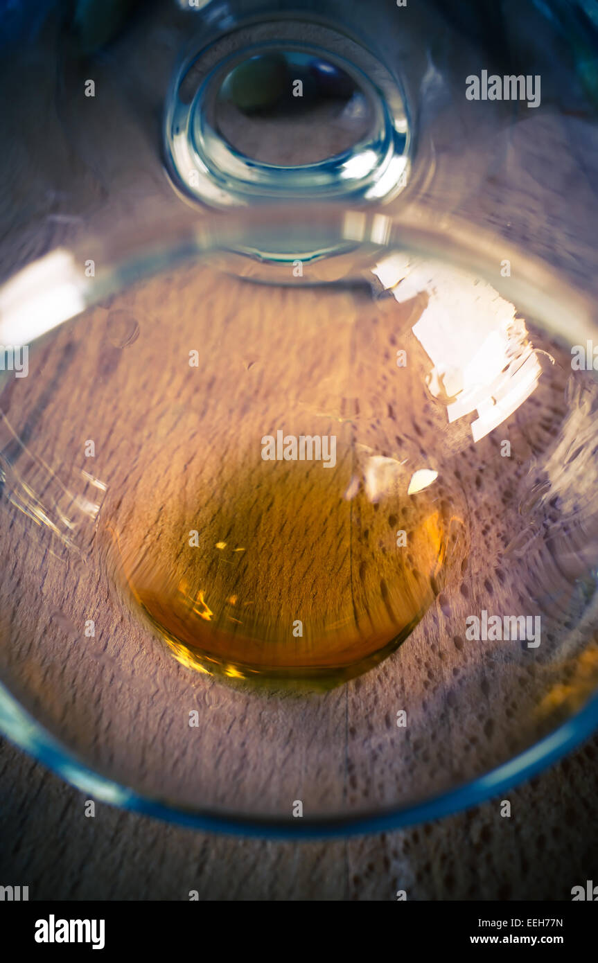 Cognac, brandy i residui in corrispondenza del fondo del vetro Foto Stock