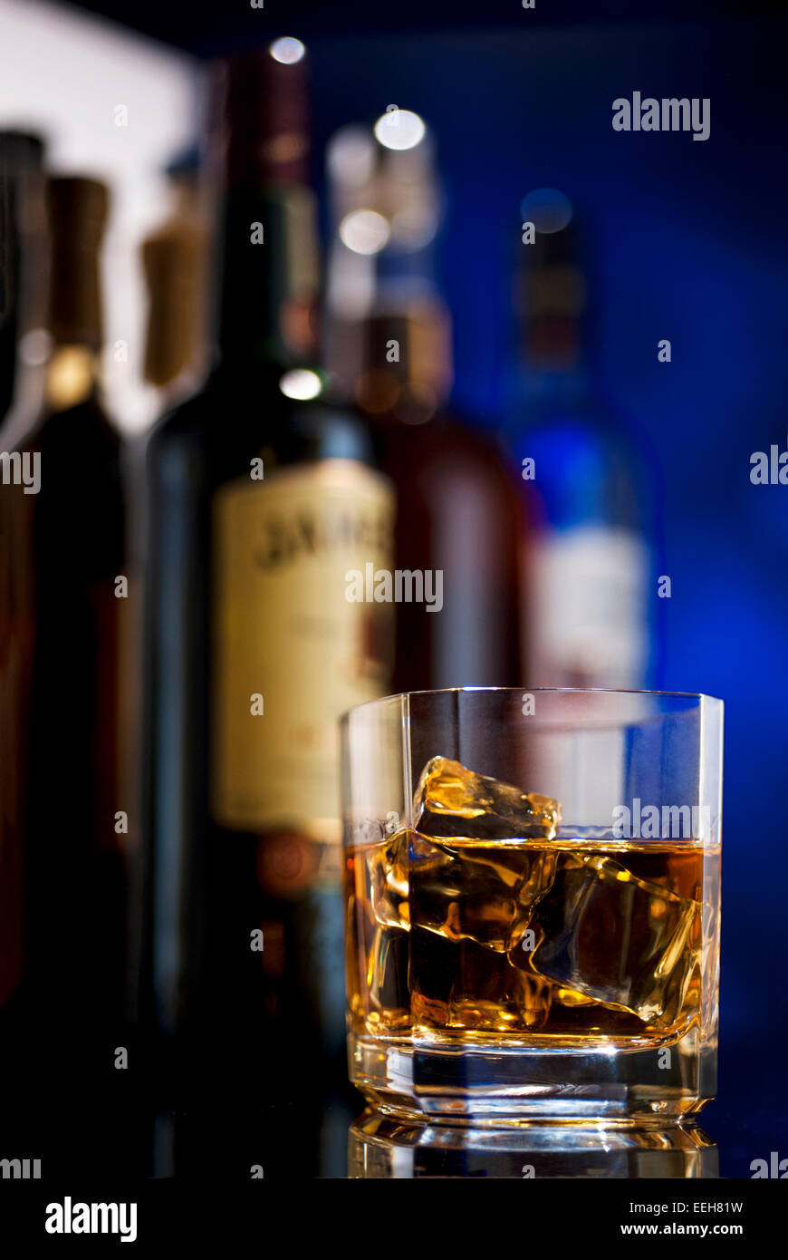 Bar concetto, Irish Whiskey on the rocks still life Foto Stock