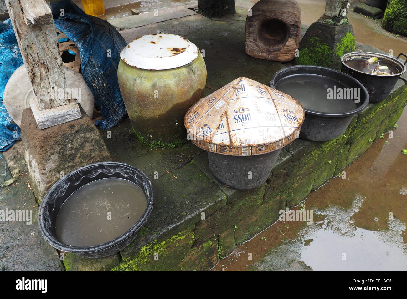 Pentole e bicchieri di acqua in una preparazione alimentare area in una casa a Bali. Foto Stock