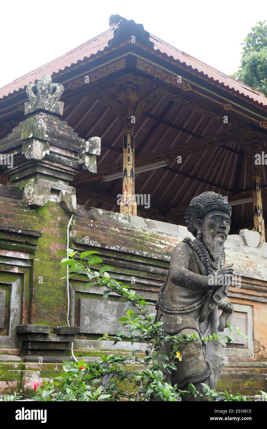 Pietra statua indù al di fuori delle mura di un tempio indù, a Bali. Foto Stock