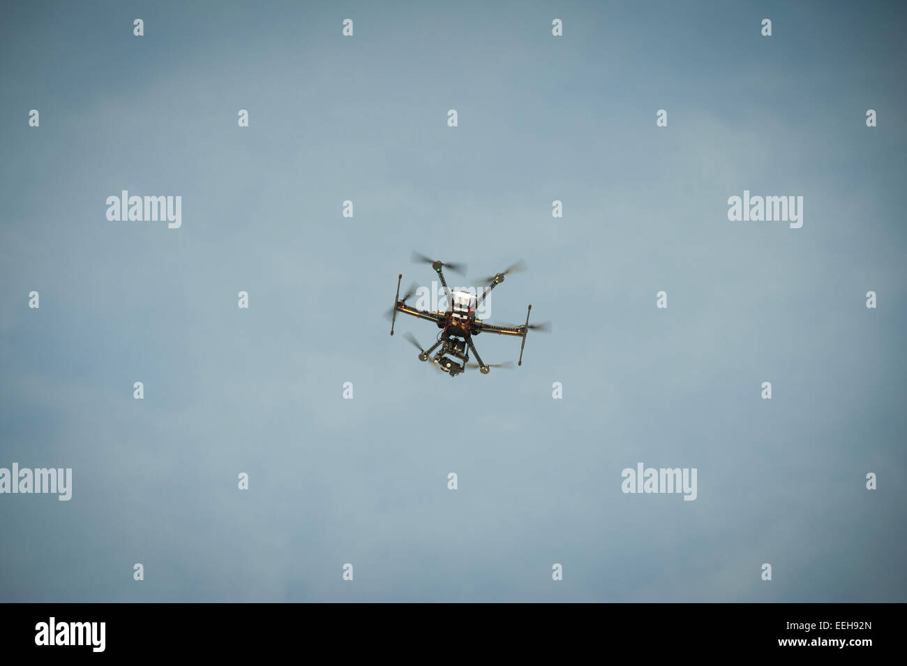 Un civile Drone (UAV) / multicopter drone utilizzati per la sorveglianza aerea è volare in aria Foto Stock