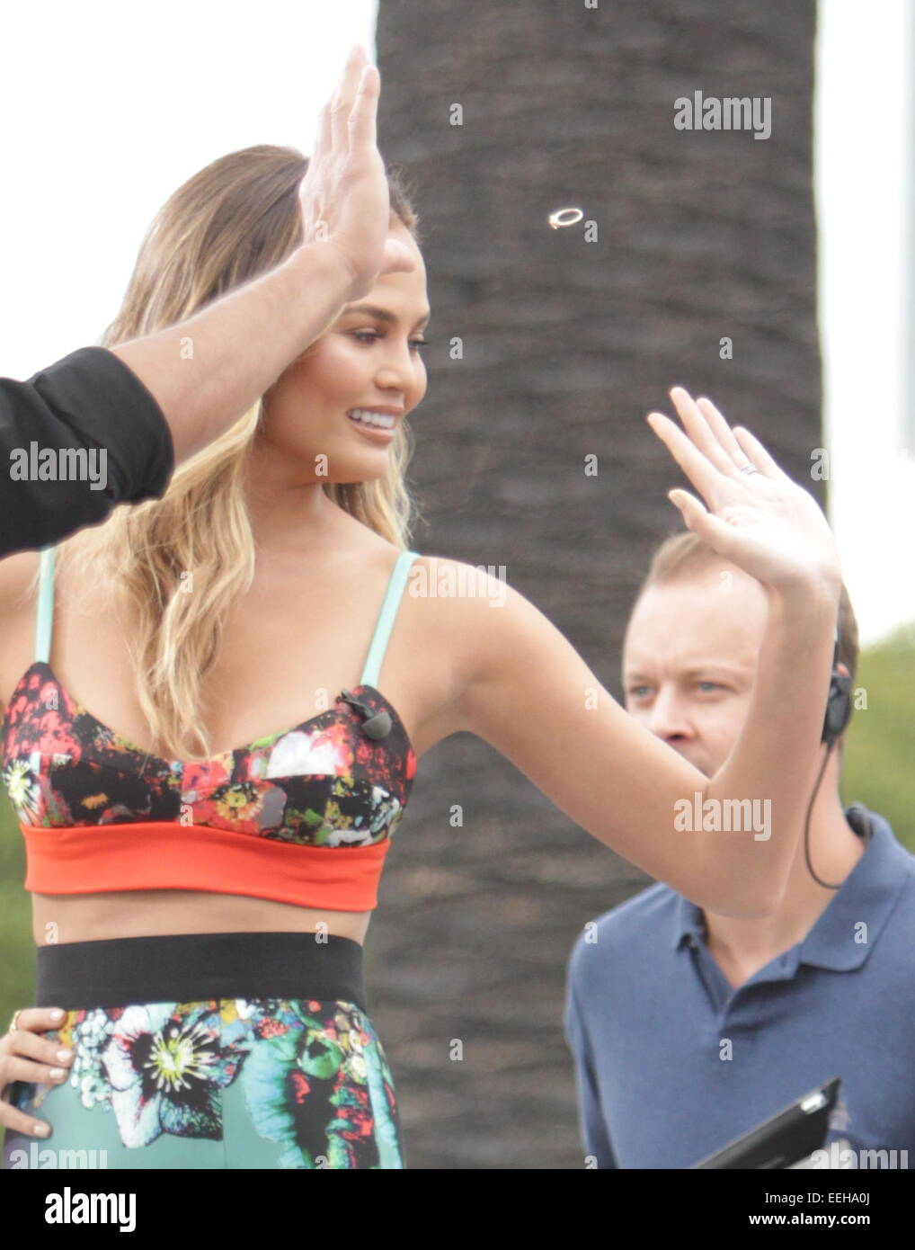 Chrissy Teigen appare sul celebrity spettacolo di intrattenimento extra con Mario Lopez al Universal City Walk. Mentre a salutare la folla, Chrissy dell anello vola fuori il suo dito. Dotato di: Chrissy Teigen dove: Los Angeles, California, Stati Uniti quando: 16 lug 201 Foto Stock