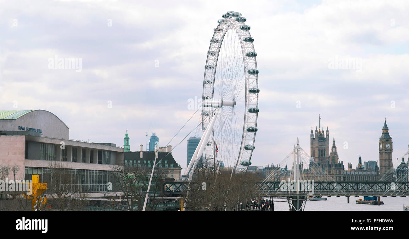 Alta risoluzione vista del SouthBank London Eye e le case del Parlamento Londra Inghilterra Foto Stock