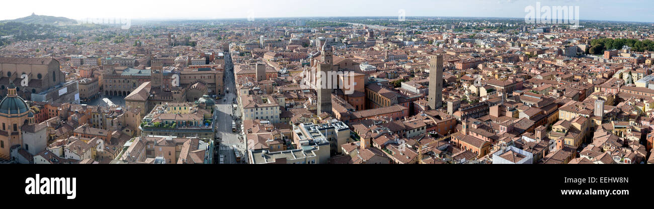 Panorama di Piazza Maggiore, e la zona a nord e ad ovest di esso, a Bologna, Italia visto dalla torre, Torre Asinelli. Foto Stock