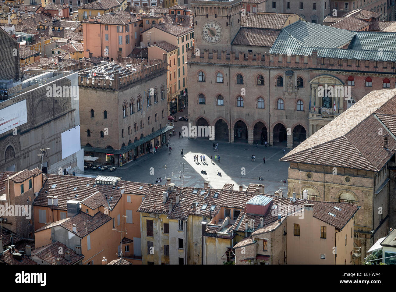 Vista del lato sud di Piazza Maggiore, Bologna, Italia, dal punto di vista della torre, Torre Asinelli. Foto Stock