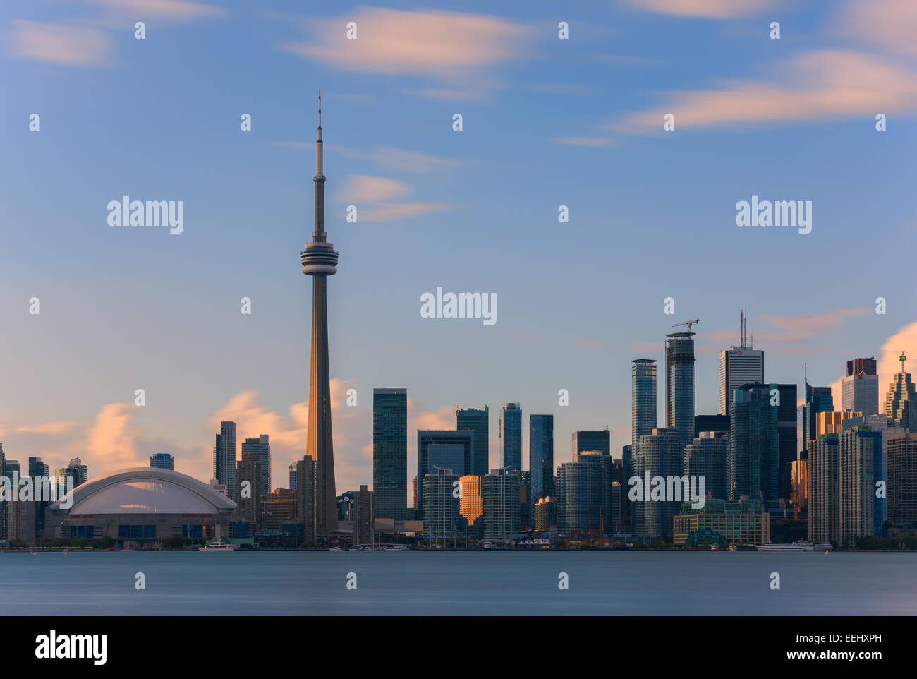 Toronto CN Tower al tramonto con una lunga esposizione, preso da Toronto Islands. Foto Stock