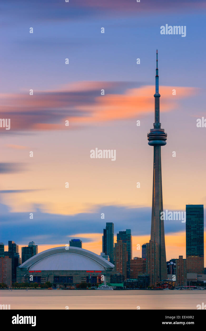 Toronto CN Tower al tramonto con una lunga esposizione, preso da Toronto Islands. Foto Stock