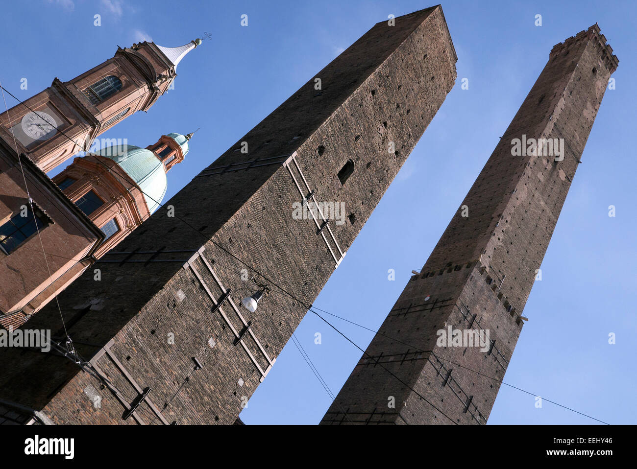 Le due Torri di Bologna, Italia. Le Due Torri sono il simbolo di Bologna e la più grande, Torre Asinelli, può essere scalato. Foto Stock
