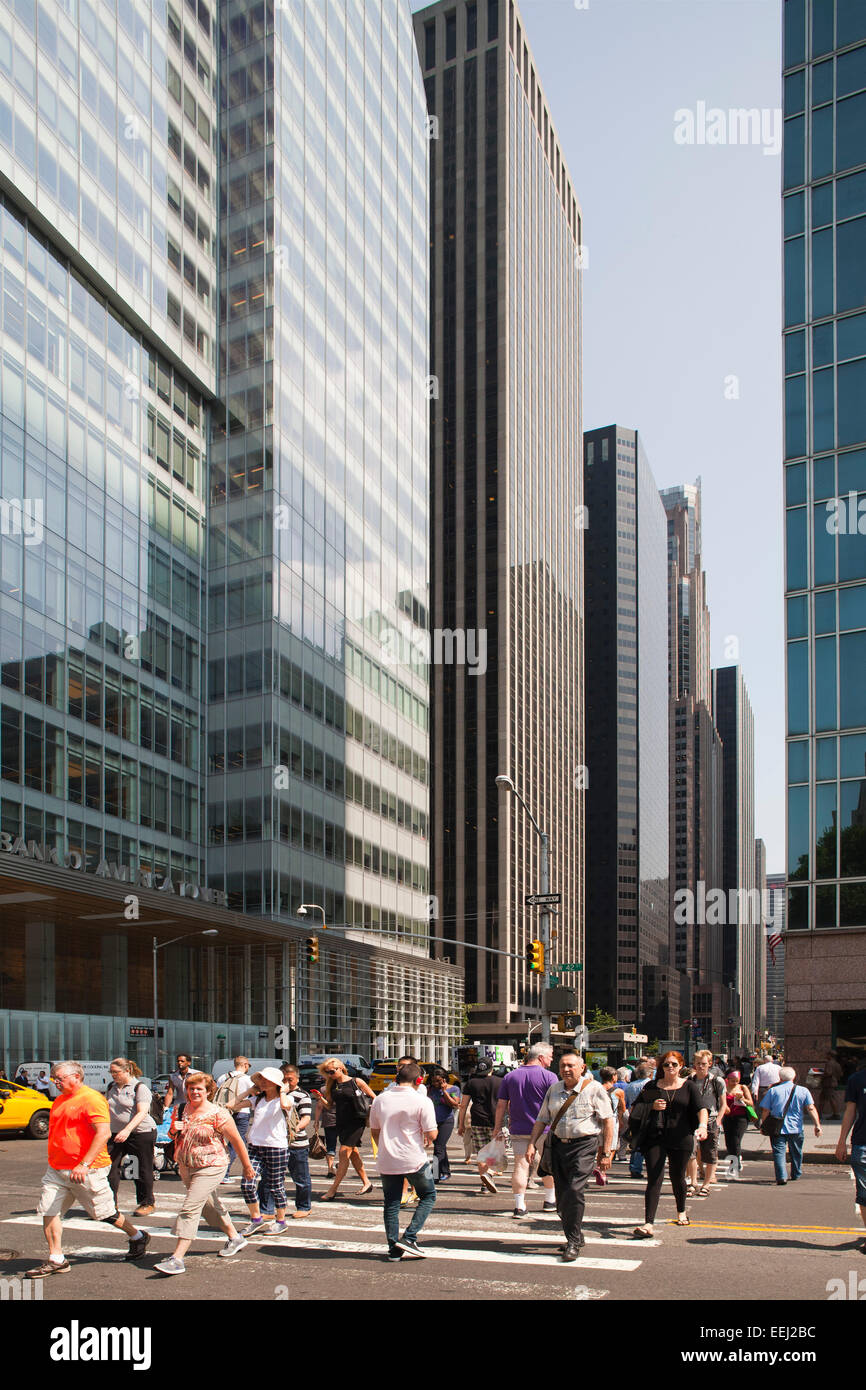 La Bank of America tower e grattacieli, Midtown, 6th avenue, Avenue of Americas, Manhattan, New York, USA, America Foto Stock