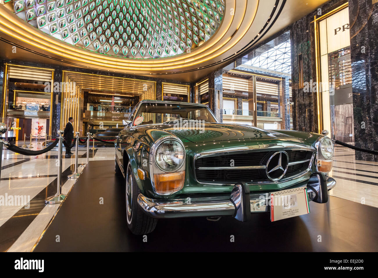Classic Mercedes Benz presso la Grand Avenue Mall in Kuwait City, Medio Oriente Foto Stock