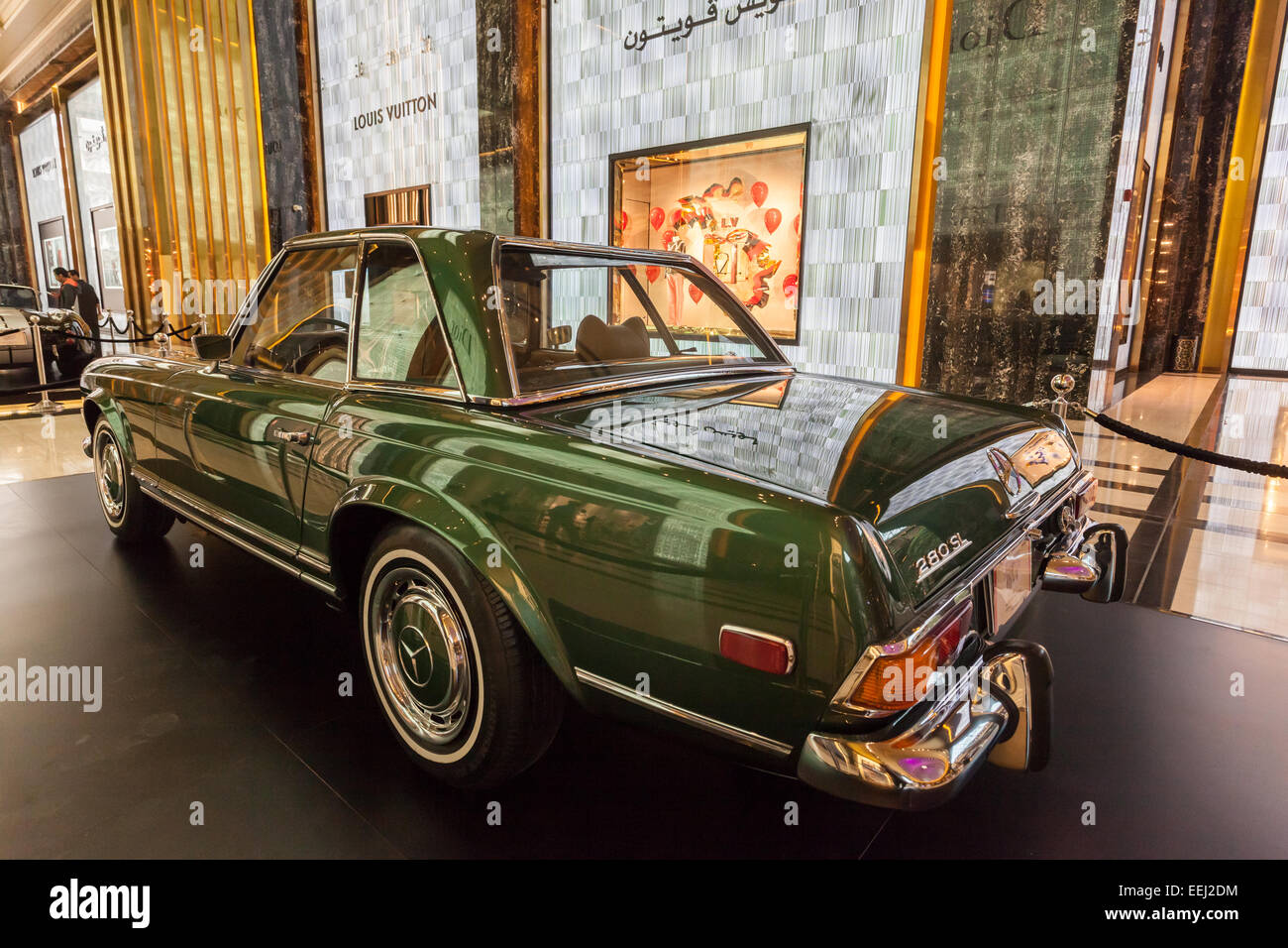 Classic Mercedes Benz presso la Grand Avenue Mall in Kuwait City, Medio Oriente Foto Stock