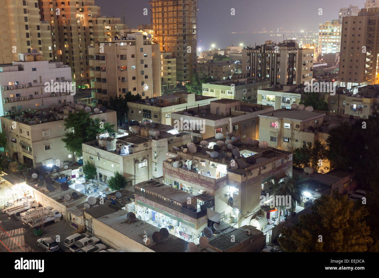 Edifici residenziali in Kuwait City di notte Foto Stock