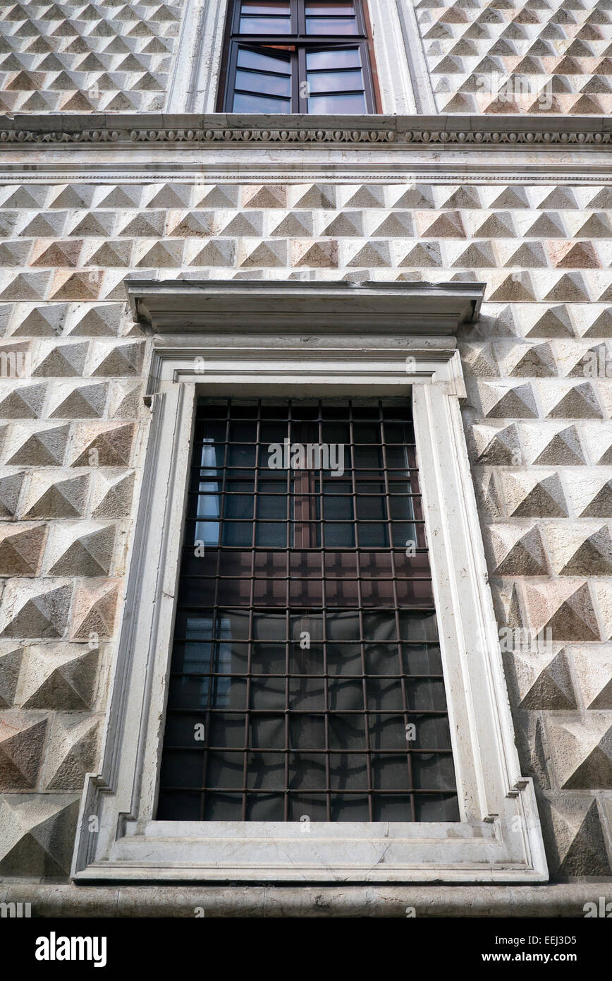 Blocchi di marmo su una parete del Palazzo dei Diamanti di Ferrara, Italia. Il Palazzo, un palazzo rinascimentale è un museo d'arte. Foto Stock