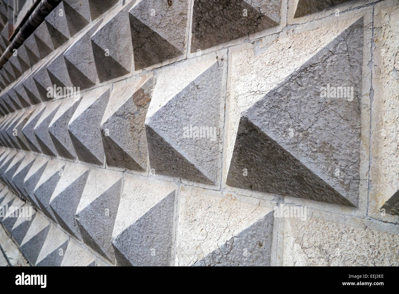 Blocchi di marmo su una parete del Palazzo dei Diamanti di Ferrara, Italia. Il Palazzo, un palazzo rinascimentale è un museo d'arte. Foto Stock